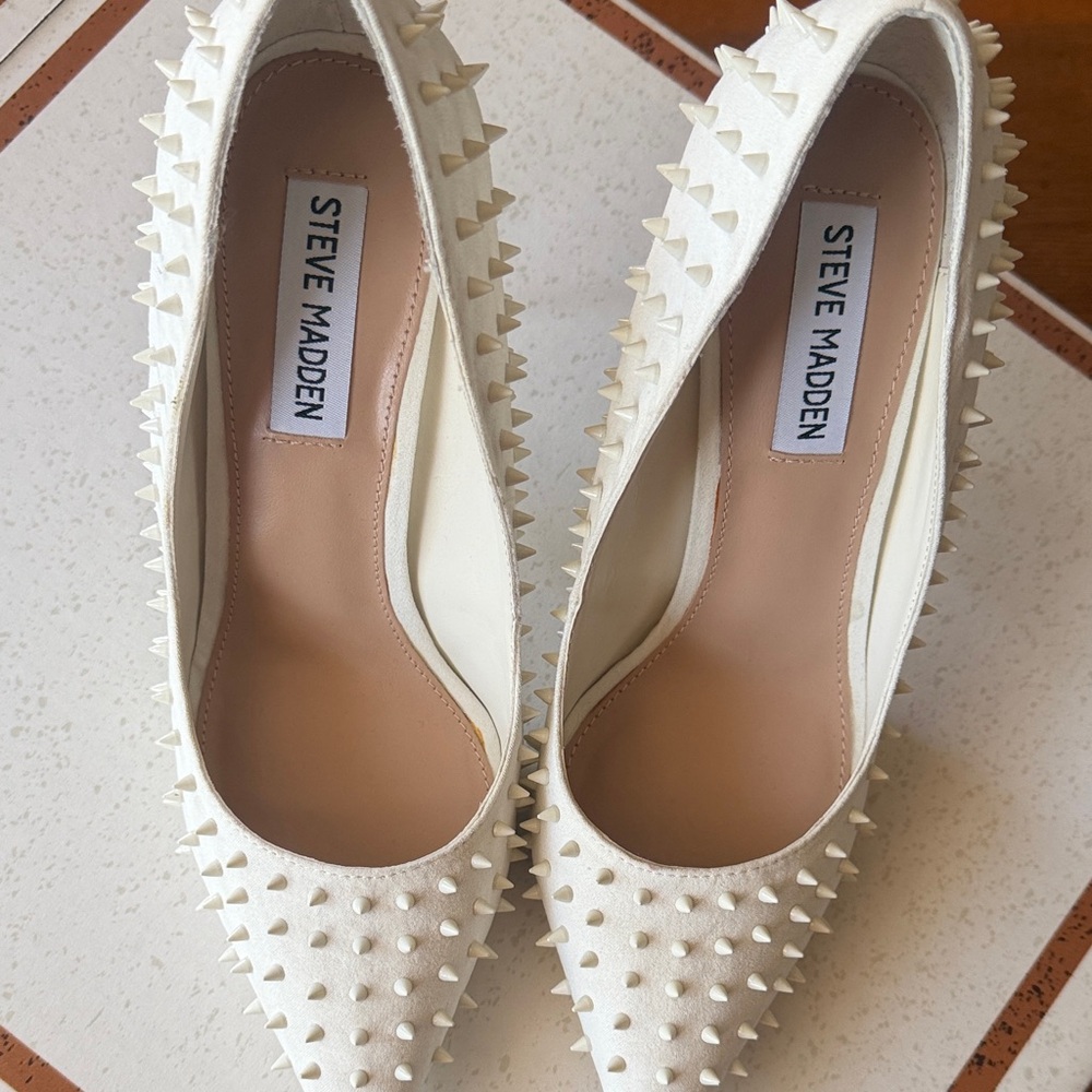 White Studded Steve Madden pumps - Picture 6 of 6